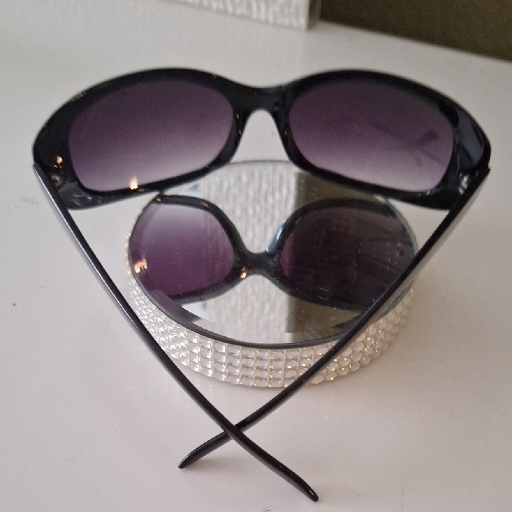 Steve Madden Black Sunglasses with  Rinestone Frame - Picture 7 of 9